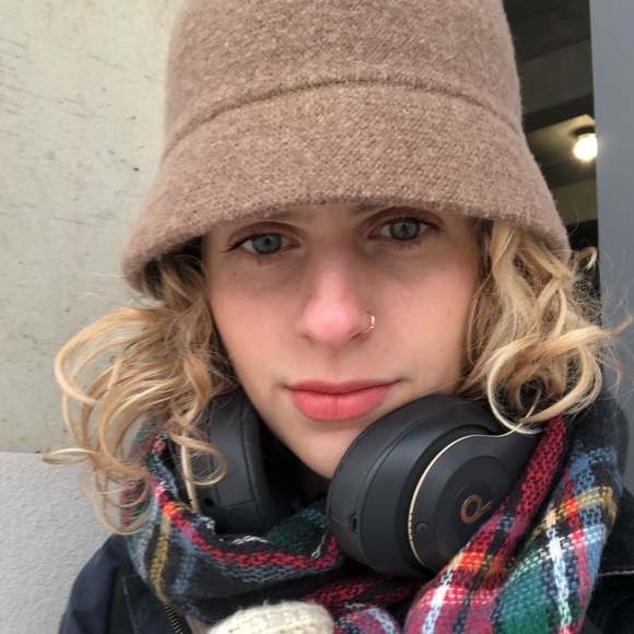 Meet your Posher, Chloe - Picture 3 of 3